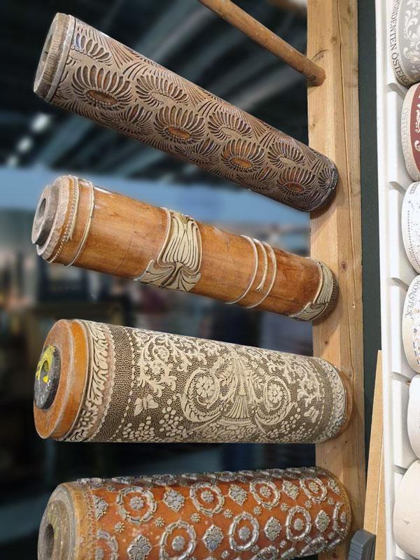 Tapet fra Glue & Handtryck - ruller - periodedekor - arvestykke - gammeldags dekor - klassisk stil - retro - sekelskifte
