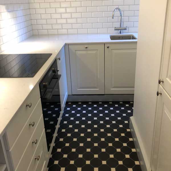 Inspiration - Kitchen with black octagon floor tiles