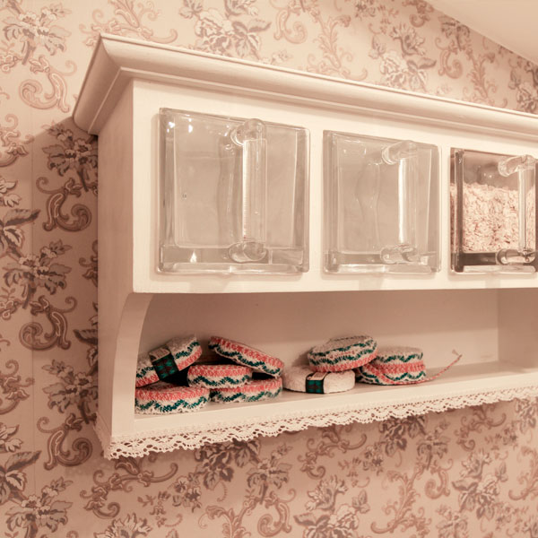 Kjøkkeninspirasjon - Gammeldags kjøkkenhylle med glassskuffer - arvestykke - gammeldags dekor - klassisk stil - retro - sekelskifte