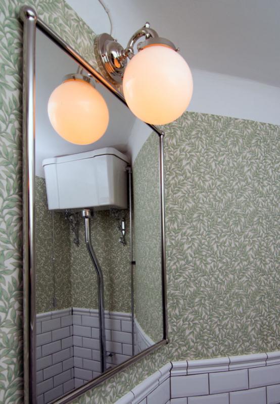 Nyoppusset gjestetoalett - Topelius baderomslampe i eldre stil - arvestykke - gammeldags dekor - klassisk stil - retro - sekelskifte