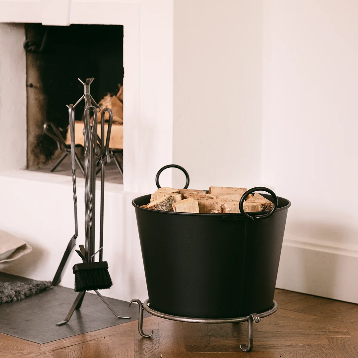 Holzkorb – Holzwanne, schwarz, mit Sockel