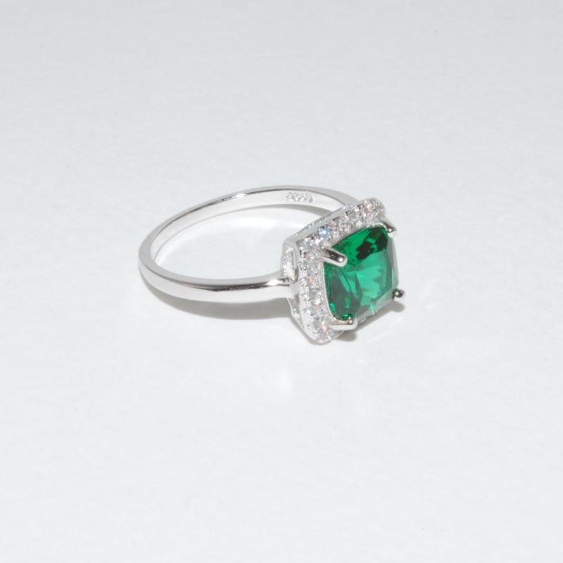 Vacker ring med en grön smaragd.