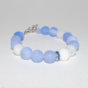 Pärlarmband med vita och blå krackelerade pärlor och frostade pärlor.