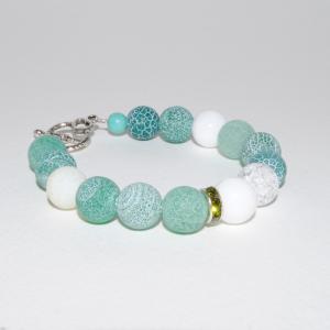 Pärlarmband med vita och gröna krackelerade pärlor och frostade pärlor.