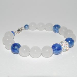 Pärlarmband med blankvita pärlor och blå vattenmelonpärlor.