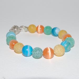 Pärlarmband med gula och gröna krackelerade pärlor randig Onyx agat och glaspärlor med gnistrande färger.