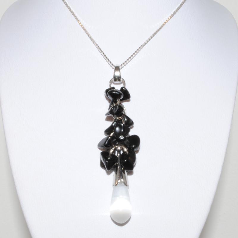 Elegant halsband med en syntetisk sten (opal)
