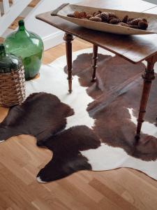 Milka Cowhide Carpet L - Brown/White