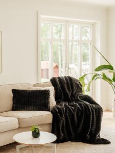 Grace Blanket L - Black