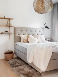 Fluffy heart cushion - Ivory