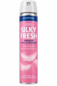 2GO Silky Fresh fotspray med silke och aloe vera som ger en fräsch känsla och minskar friktion på huden.