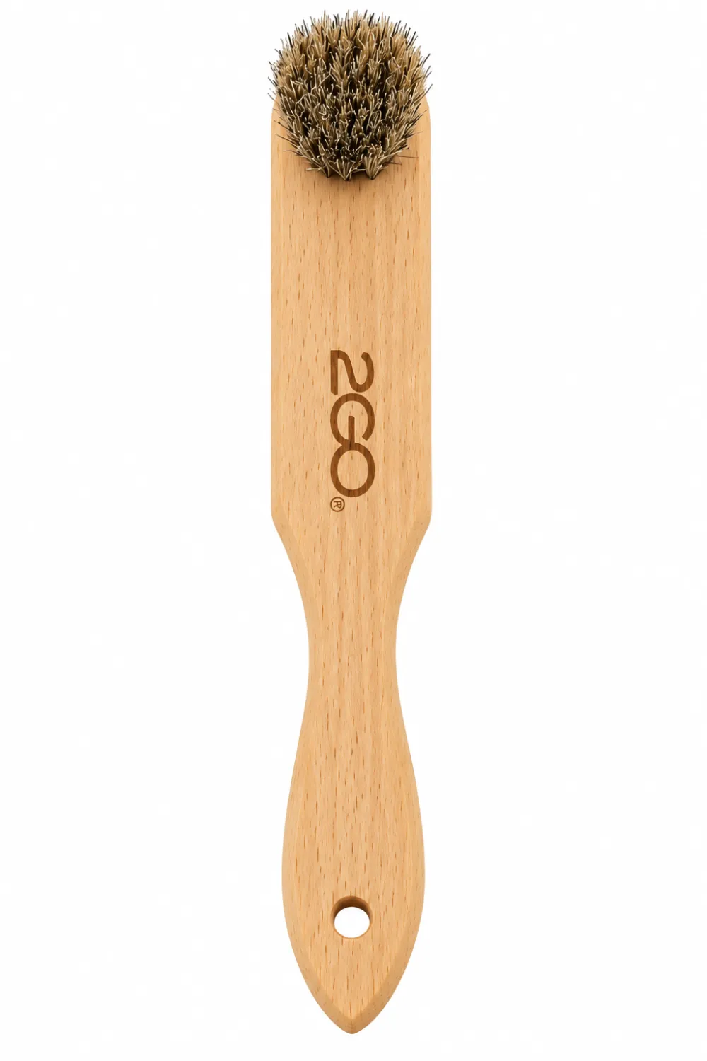 2GO skoborste sedd från baksidan med naturfärgat trähandtag, ingraverad 2GO-logotyp och upphängningshål mot vit bakgrund
