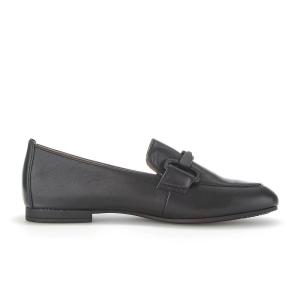 Den mediala insidan av en svart Gabor Jangle loafer i skinn, som visar skons slimmade passform och låga profil.