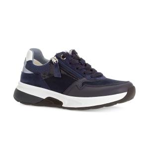 Marinblå Gabor Rollingsoft damsneaker fotograferad snett framifrån, med synlig snörning, sidodragkedja och en ergonomisk vit och mörkgrå komfortsula.