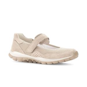 Gabor Rollingsoft sko i ballerinadesign fotograferad snett framifrån, i beige mocka och mesh med bred kardborrerem och rullande komfortsula.