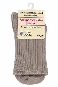 HF Cotton Socks ribbstickade bomullsstrumpor i gråbeige (taupe) med extra lös resår, storlek 37–40, fotograferade mot vit bakgrund.