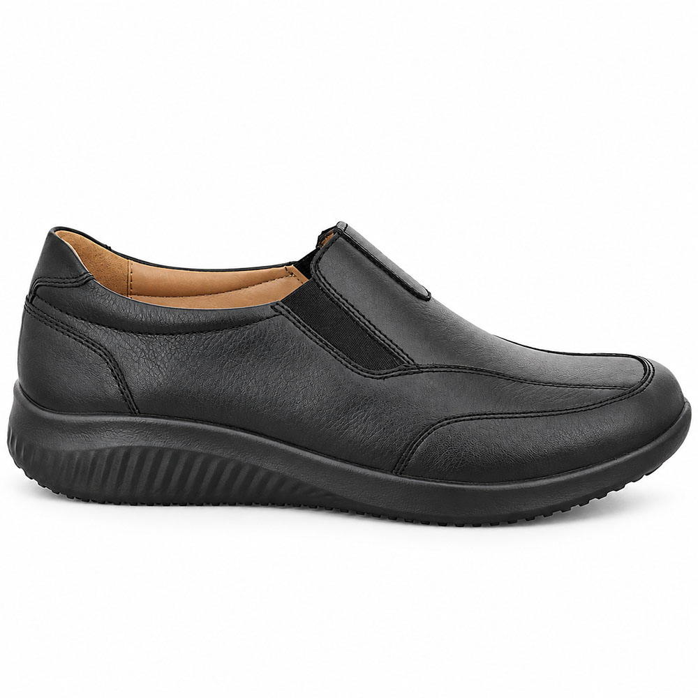 En svart slip-on sko i slätt skinn för damer från Jomos (modell Allegra). Skon visas i profil mot vit bakgrund och har elastiska resårpaneler på sidorna samt en ergonomisk gummisula.