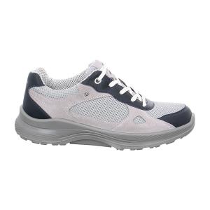 Jomos Jomotion 331390 herrsneaker i ljusgrå mocka och mörkblått skinn fotograferad snett framifrån, med tydlig vy över snörningen och den dämpande sulan.