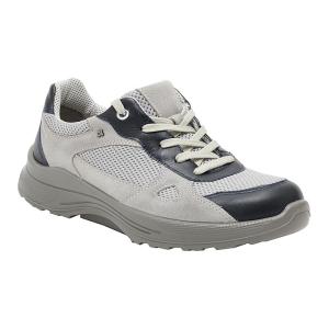 Jomos Jomotion 331390 herrsneaker i ljusgrå mocka och mörkblått skinn fotograferad snett framifrån, med tydlig vy över snörningen och den dämpande sulan.