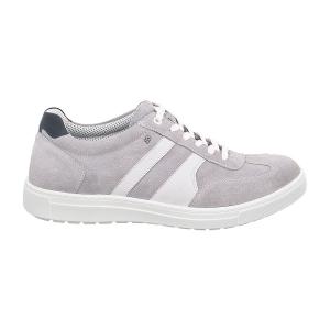 Ljusgrå Jomos Rallye herrsneaker extra bred K-läst i mocka med vita ränder, vita skosnören, mörkblå hälkappe-detalj och en helvit Aircomfort-sula.