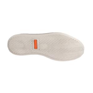 Undersidan av den vita PUR-Aircomfort yttersulan på Jomos herrsneakers med fiskbensmönstrat grepp och en orange, infälld Jomos-logotyp under hålfoten.