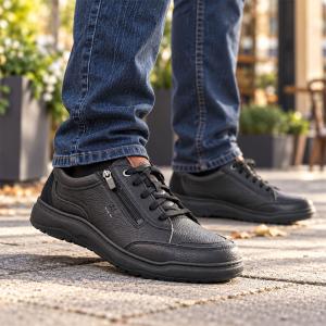 josef-seibel-baxter-03-herrskor-svart-narvat-skinn-snorning-dragkedja-miljobild-man-promenad-jeans