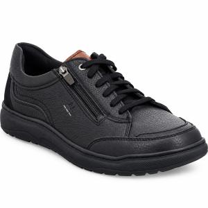 En helsvart herrsneaker i narvat läder från Josef Seibel (modell Baxter 03) visad i profil mot vit bakgrund. Skon kombinerar traditionell snörning med en funktionell dragkedja på yttersidan.