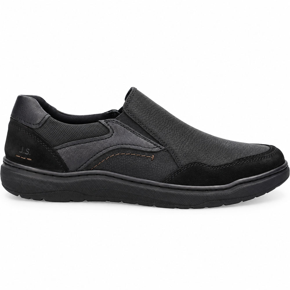 En svart slip-on-sko för herrar från Josef Seibel i profil mot vit bakgrund. Skon är gjord i skinn med detaljer i textil, har elastiska resårband vid vristen samt en robust, svart gummisula.