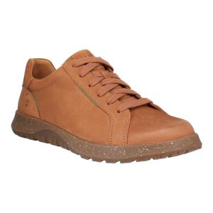 Brun Josef Seibel Jaron 01 herrsneaker i nubuckläder sedd snett framifrån på vit bakgrund, med ljusbrun melerad gummisula, dekorativa sömmar, bruna skosnören och präglad logotyp på hälen.