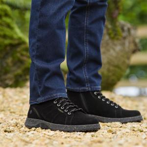 Tidlös och bekväm lågskomodell för herrar, som visar JOSEF SEIBEL Jaron 01 herrsneaker i svart nubuck på fot i utomhusmiljö för att demonstrera skons flexibla sula och avslappnade vardagsstil.