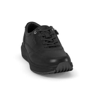 Ergonomisk walkingsko med rymlig tåbox från JOYA Venice Zip i svart skinn, där bilden snett framifrån visar skons runda tåparti, den robusta snörningen samt den stötdämpande, rullande sulan utvecklad för maximal ledavlastning.