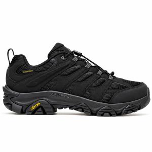 En helsvart låg vandringssko för herrar från Merrell visad i profil mot vit bakgrund. Skon har en robust ovandel i mesh och syntet, snabbsnörning samt en grov gummisula med en gul Vibram-logotyp.