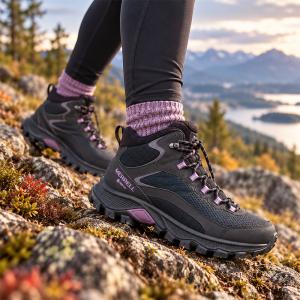 • Lätt och vattentät vandringskänga med sportig profil från MERRELL Speed Strike 2 Mid GORE-TEX® för damer, där miljöbilden på fot visar kängans ventilerande rips, stabila ankelstöd och dämpade komfortsula anpassad för natursköna terrängstigar.