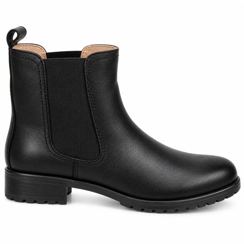 En svart Chelsea-boot i slätt skinn från Park West placerad på en ljus träbänk i en butiksmiljö. Kängan har en klassisk elastisk panel på utsidan, dragflik baktill och en greppsäker gummisula.
