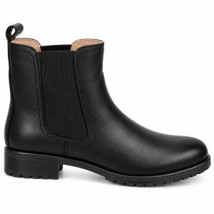 En svart Chelsea-boot i slätt skinn från Park West placerad på en ljus träbänk i en butiksmiljö. Kängan har en klassisk elastisk panel på utsidan, dragflik baktill och en greppsäker gummisula.