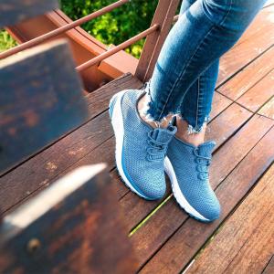 Propét Tour Knit sneakers för dam i flera färger som gul, rosa, blå, beige och svart, livsstilsbild vid en pool.