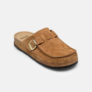 Scholl Bora Moccasin i färgen Tobacco (brun/tan), en ergonomisk mockatoffel fotograferad i trekvartsvy.