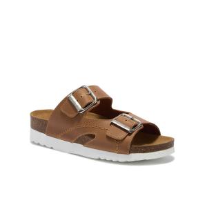 Brun Scholl Moldava Wedge lädersandal fotograferad snett framifrån, med tydlig vy över båda spännena och den ergonomiska korksulan.