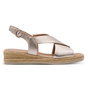 Tamaris Comfort sandalett i metallic med korsade remmar, justerbart vristspänne, platå i flätad jute och karréformad tå, profilvy.