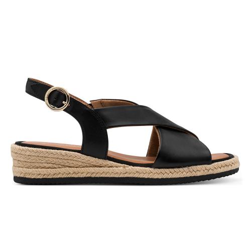 Tamaris Comfort sandalett i svart med korsade remmar, justerbart vristspänne, platå i flätad jute och karréformad tå, profilvy.