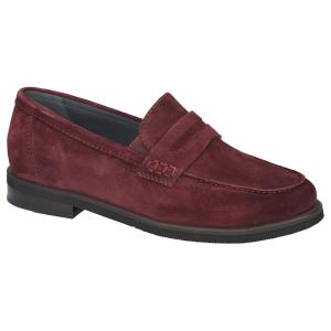 Klassisk velourloafer med rymlig H-läst från WALDLÄUFER H-Aria i vinröd Bordo, där profilbilden visar skons traditionella mockasinsöm, dolda flexibla resårkilar och en stabil, bekväm sula utvecklad för bredare fötter och optimal vardagskomfort.