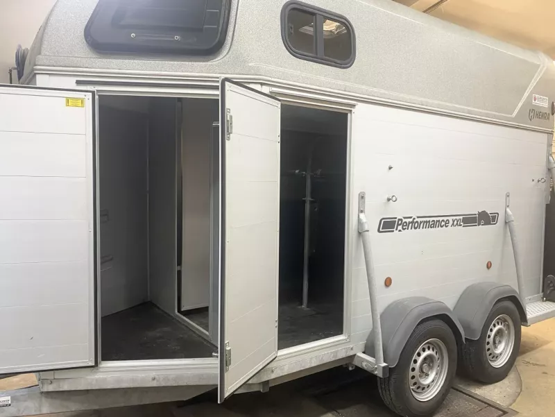 Stor hästtransport Henra XXL aluminiumsläp med sadelkammare 2015 402*170*235