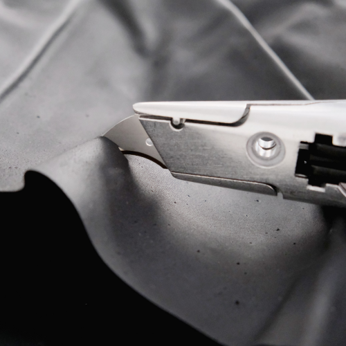 La forme de la lame du couteau Sollex 16P le rend idéal pour couper autour des tuyaux, des radiateurs, des prises, etc. La lame est fabriquée en acier au chrome-carbone pour une longue durée de vie et des performances élevées.