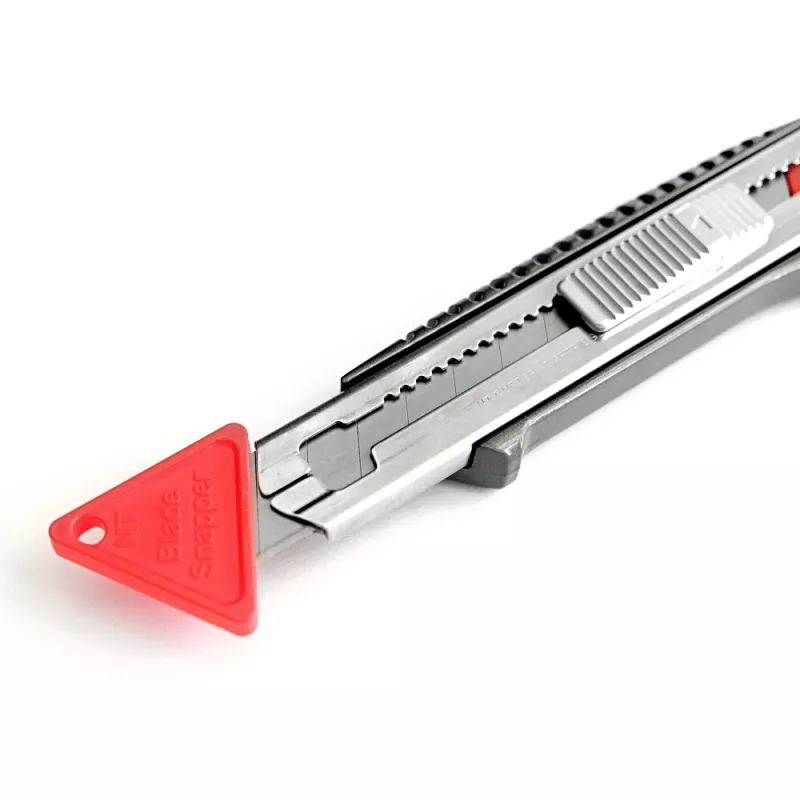 Le couteau à lame sécable 7180 est livré avec un casse-lame pratique pour casser les segments sécables émoussés - Sollex