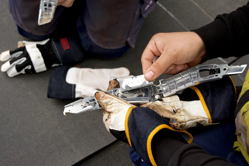 Snabbt och enkelt byte av blad i takkniv är viktigt för takläggare - Sollex