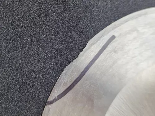 Les entailles et les éclats sur les bords des couteaux circulaires de refente sont un autre défaut des rouleaux - Sollex