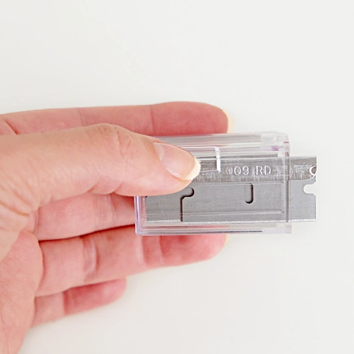 Sollex 62-10p single edge blades are easily accessible - Use your finger to push the blades out.