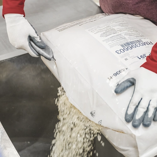 Martor Secunorm 610 XDR est un couteau de sécurité pour couper et ouvrir les sacs contenant des produits en vrac ou liquides - Sollex