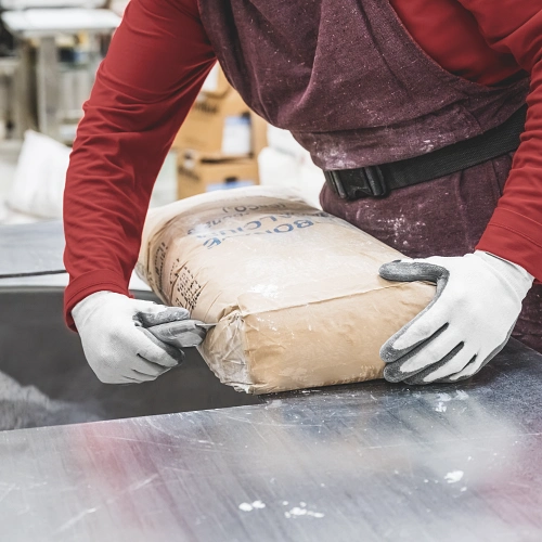 Martor Secunorm 610 XDR est un couteau spécialement conçu pour couper et ouvrir les sacs contenant des produits en vrac ou liquides - Sollex