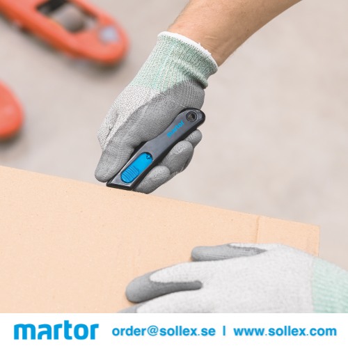 Martor Secunorm Smartcut 110000 safety knife cuts cardboard - Sollex